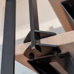 Escalier structure en metal et marches en bois, détails fixation des marches.