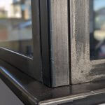 Verrière en metal, détail de l'angle et du vitrage