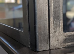 Verrière en metal, détail de l'angle et du vitrage