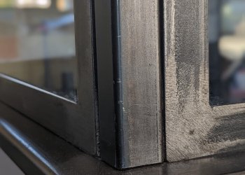 Verrière en metal, détail de l'angle et du vitrage